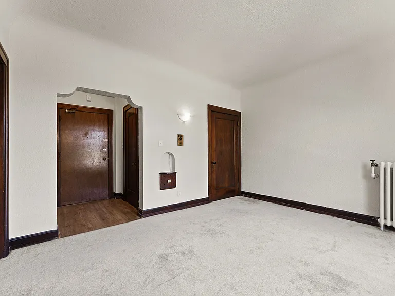 274 Giles Blvd W — Photo 8