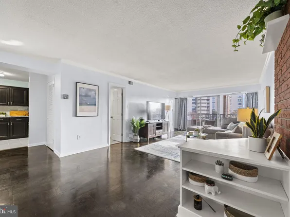 1300 Army Navy Dr APT 916, Arlington, VA 22202