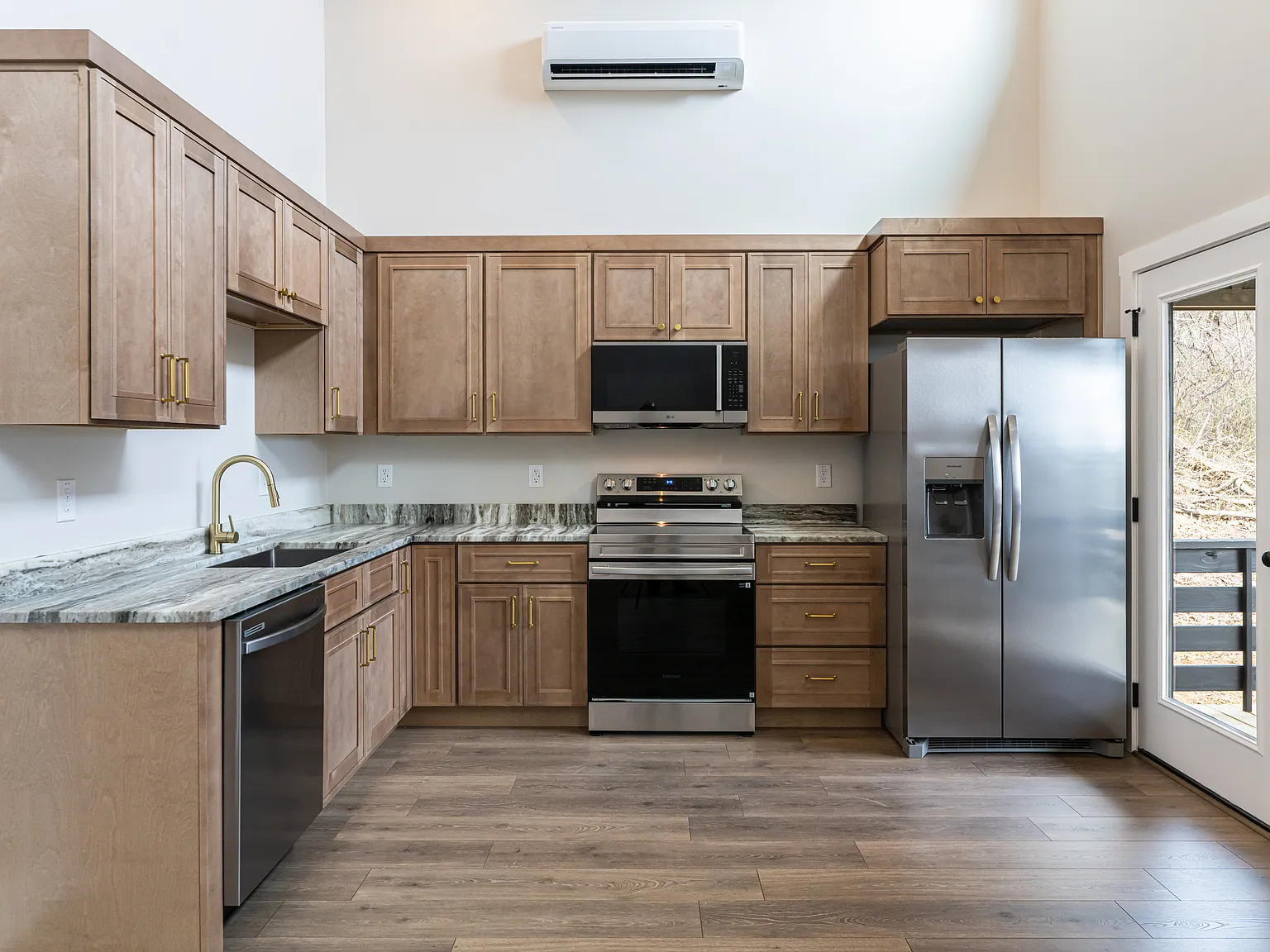 2 bed, 858 sqft, $2,000 — Photo 2