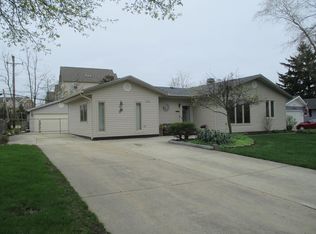 334 Shawnee Dr, Carol Stream, IL 60188
