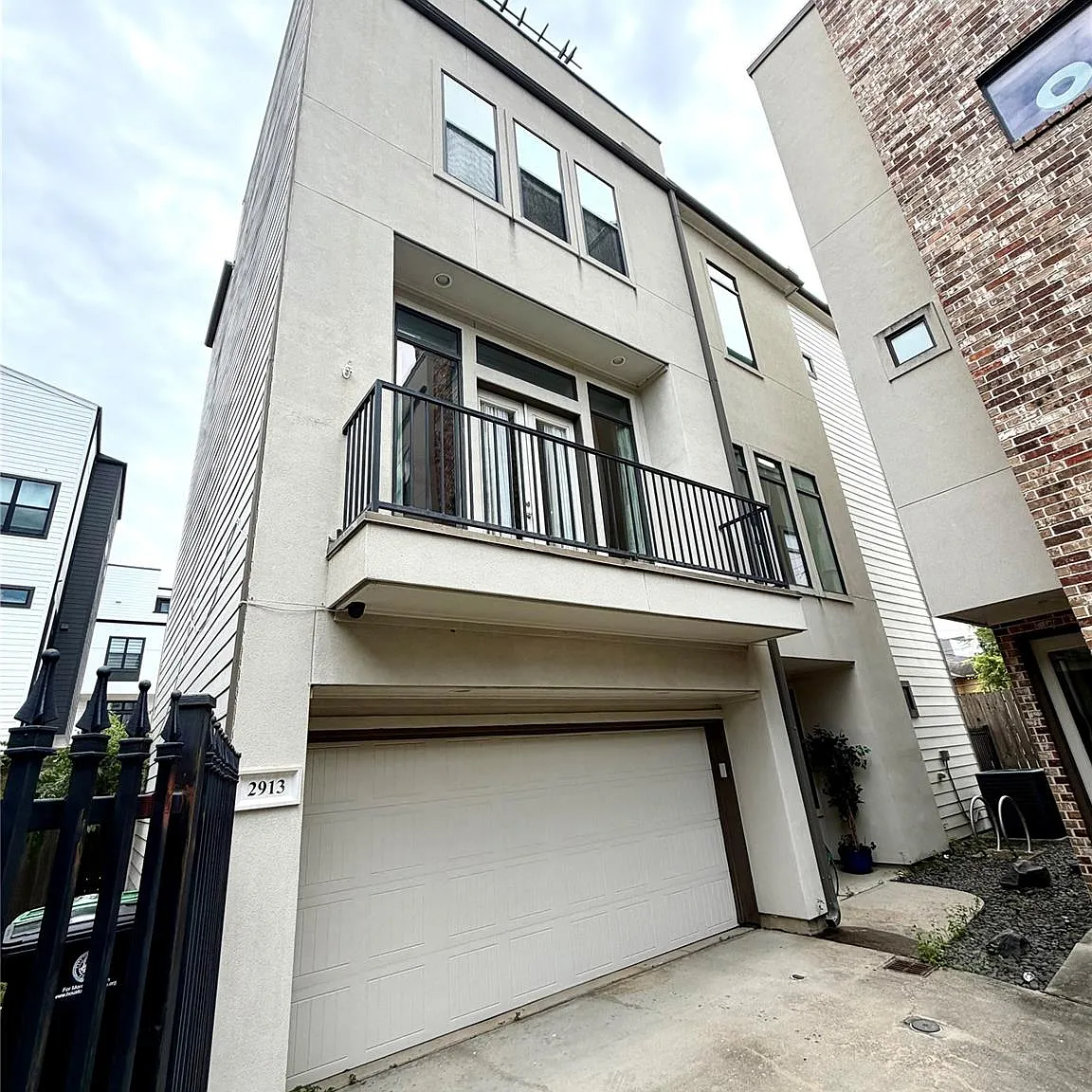3 bed, 3.5 bath, 2378 sqft, $2,895 — Photo 2