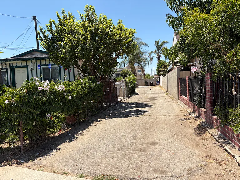 3205 N Angelus Ave — Photo 17