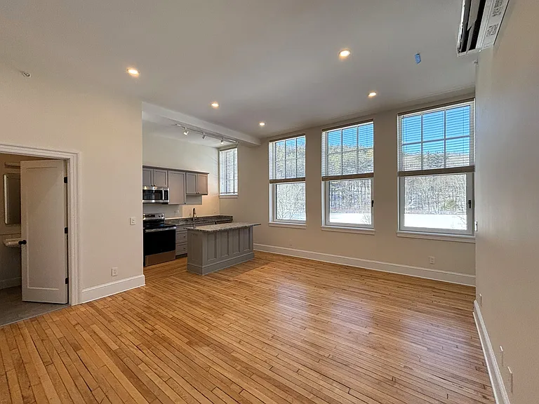 71 Montague City Rd — Photo 2