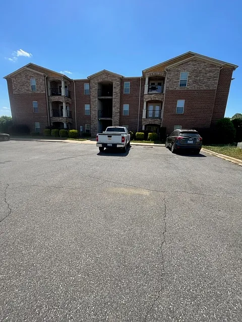4 bed, $1,850 — Photo 2