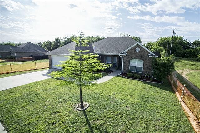 1st image of 803 Oakmont Dr