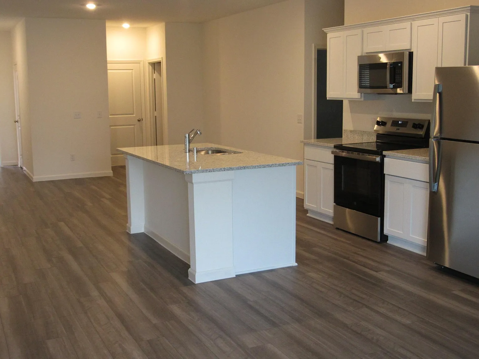 3 bed, 2.0 bath, 1412 sqft, $1,750 — Photo 2