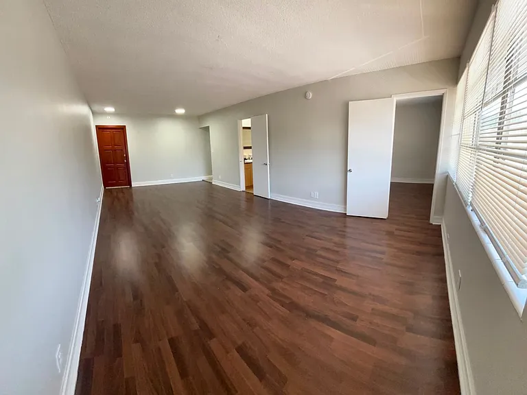 Bellagio Apartments — Photo 14