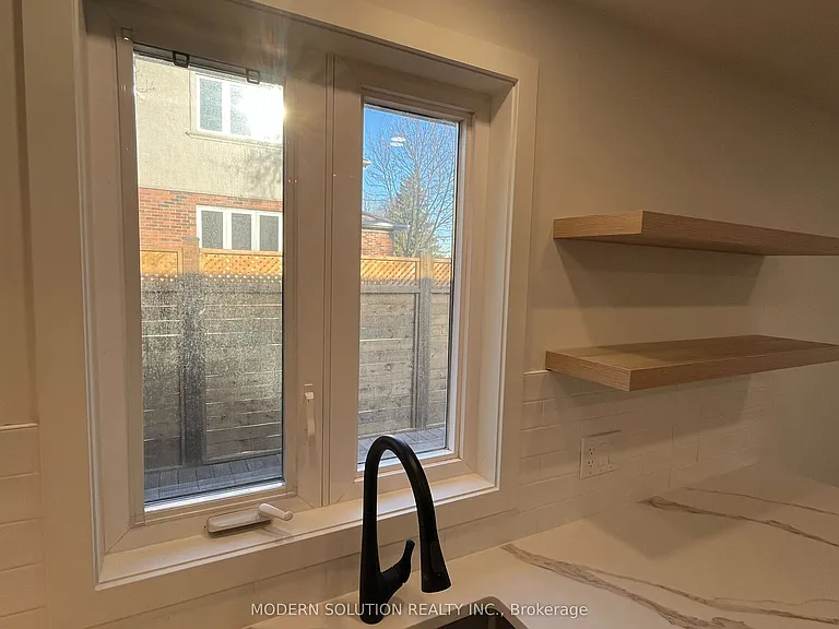 23 Tilden Cres — Photo 11