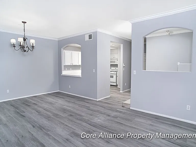 9435 Noble Ave — Photo 4