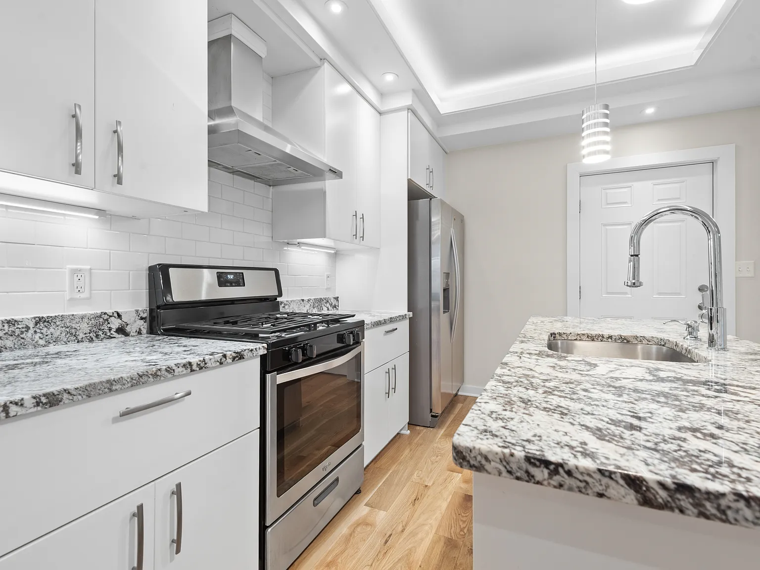 2 bed, 2.5 bath, 1480 sqft, $3,000 — Photo 4