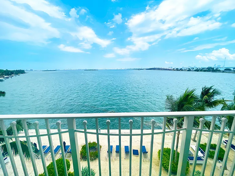 Beautiful 2 Bedroom Balcony with Ocean Views