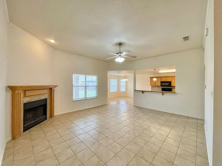 3709 Salt Fork Dr — Photo 2