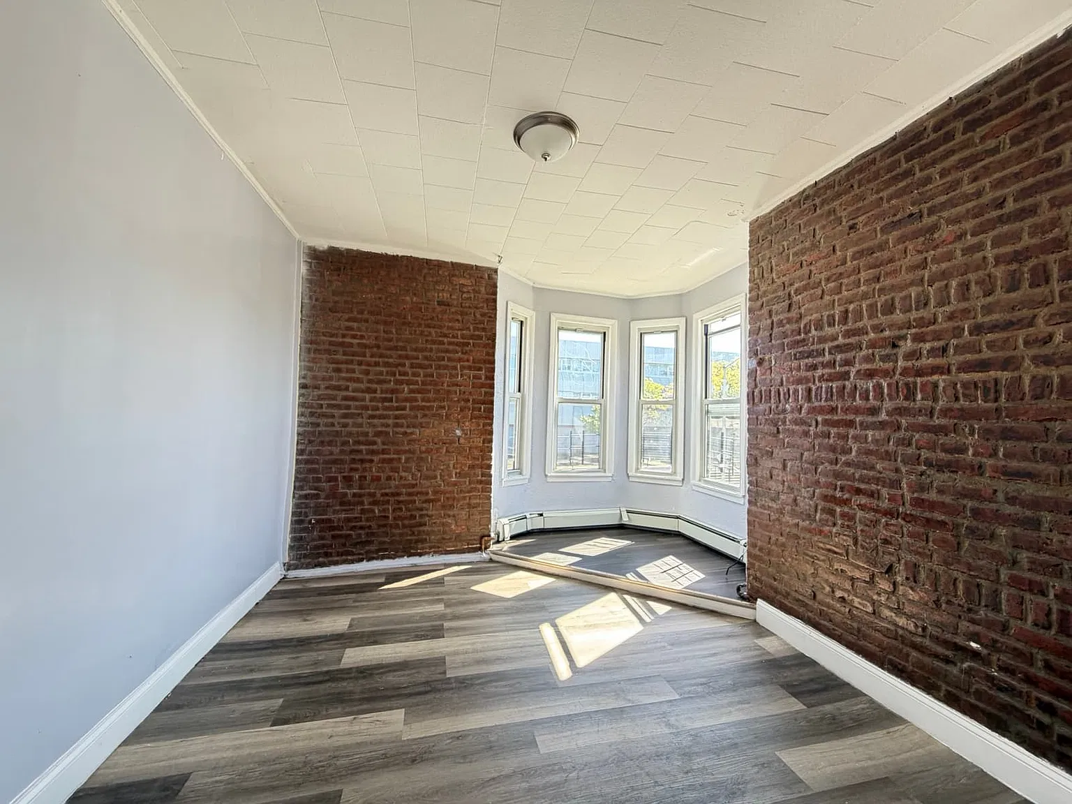 4 bed, 1200 sqft, $2,400 — Photo 4