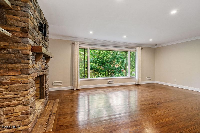 5th image of 893 Heather Lane