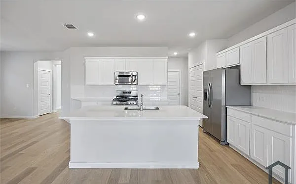 5 bed, 2255 sqft, $3,200 — Photo 3