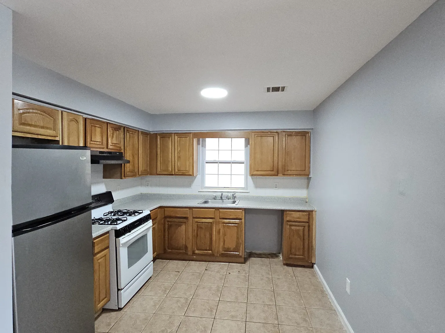 5 bed, 2.5 bath, $3,700 — Photo 2