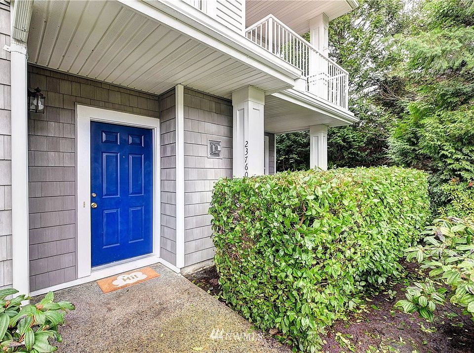 Welcome home to this wonderful 2 bedroom, 2 bathroom condo in Summerhill Village