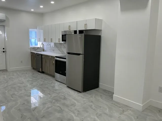 534 N Hobart St — Photo 1