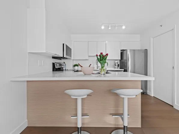 1633 W 8th Ave #204, Vancouver, BC V6J 5H7