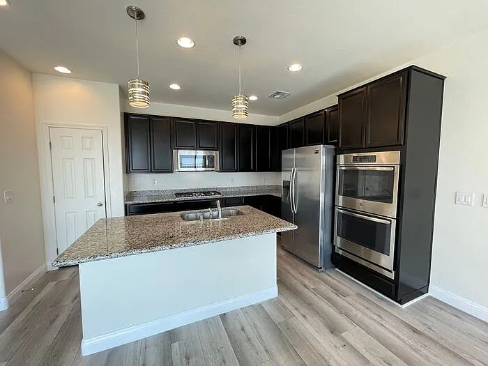 3 bed, 2.5 bath, 1796 sqft, $2,685 — Photo 3