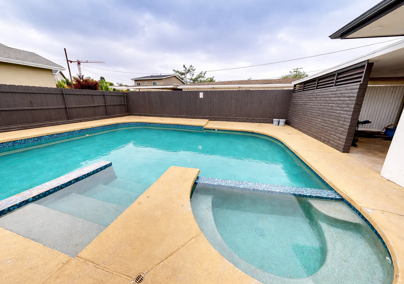 Large 7 Rm Pool House On East Falls View! Prime Location! Easily Fits 6-10 People — Photo 1