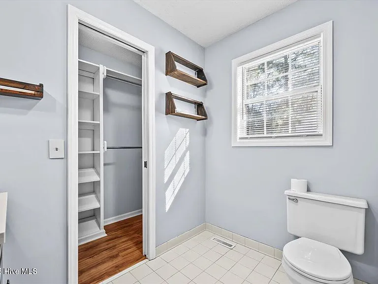 405 Spring Lake Dr — Photo 23