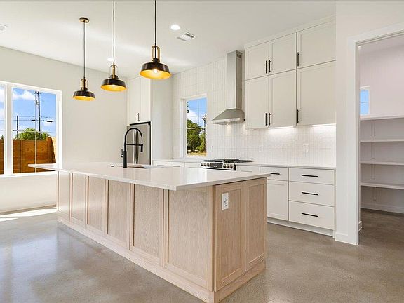 5th image of 8609 Nina Ln