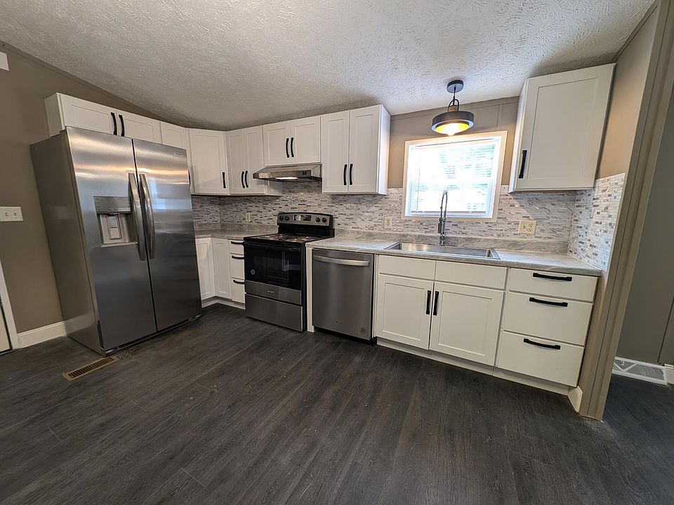 Fully apportioned kitchen with stainless appliances