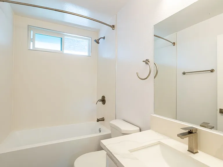 110 S Sweetzer Ave — Photo 36