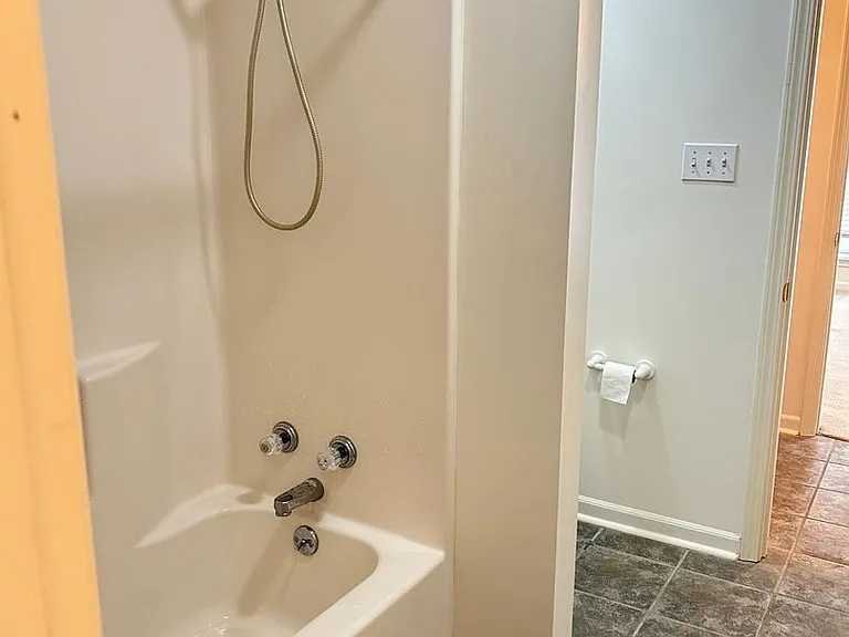211 Greenbriar Dr — Photo 13