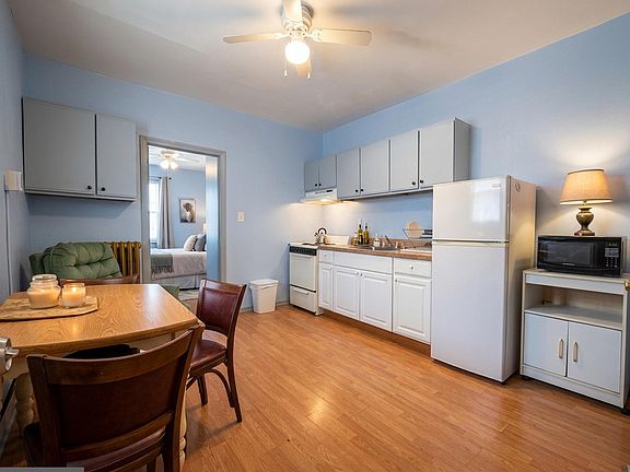 3rd image of 3060 Richmond St