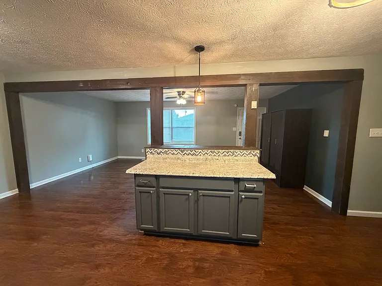 311 Royalty Dr — Photo 4