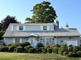 565 N Suffolk Ave, Massapequa, NY 11758
