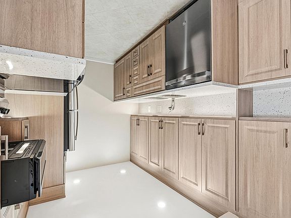 2nd image of 4067 Yarmouth D