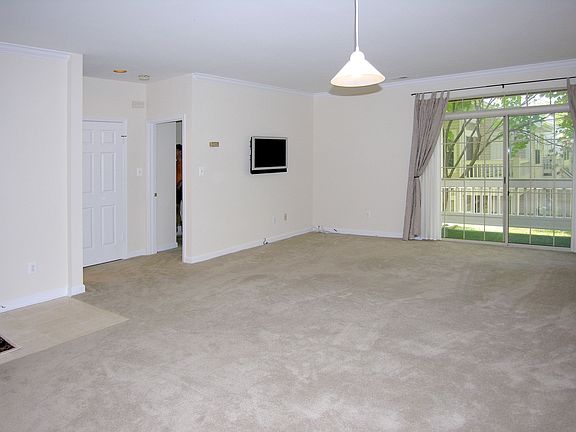 Liv. Rm w/ LCD TV