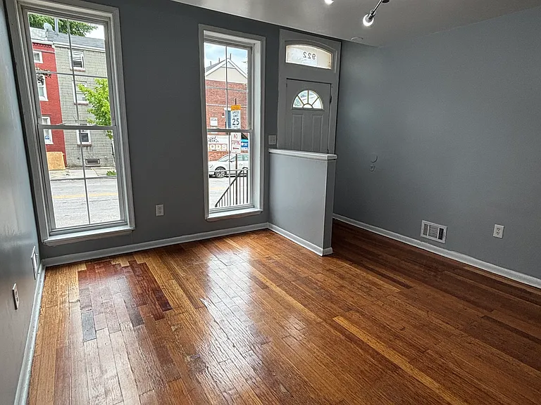 922 W Lombard St — Photo 2