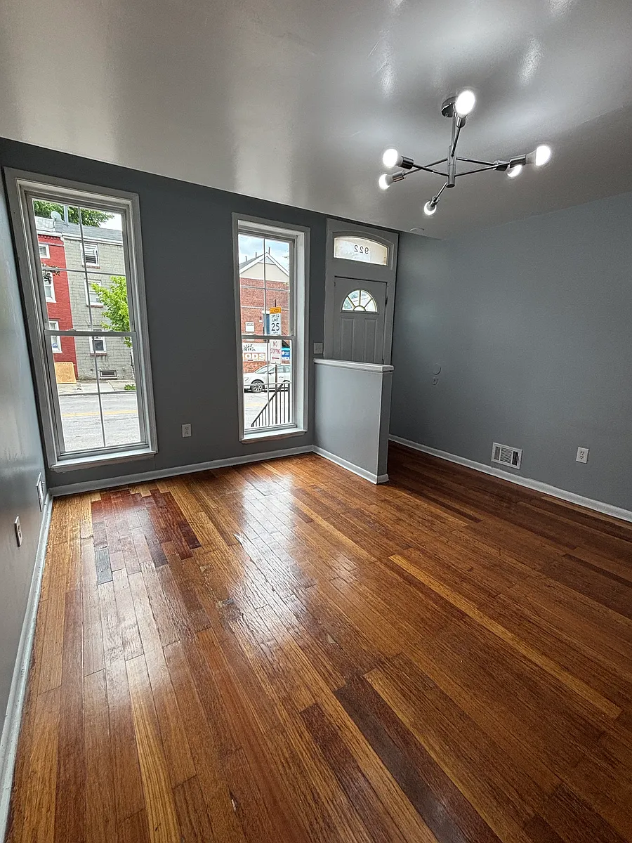 Building Photo - 922 W Lombard St