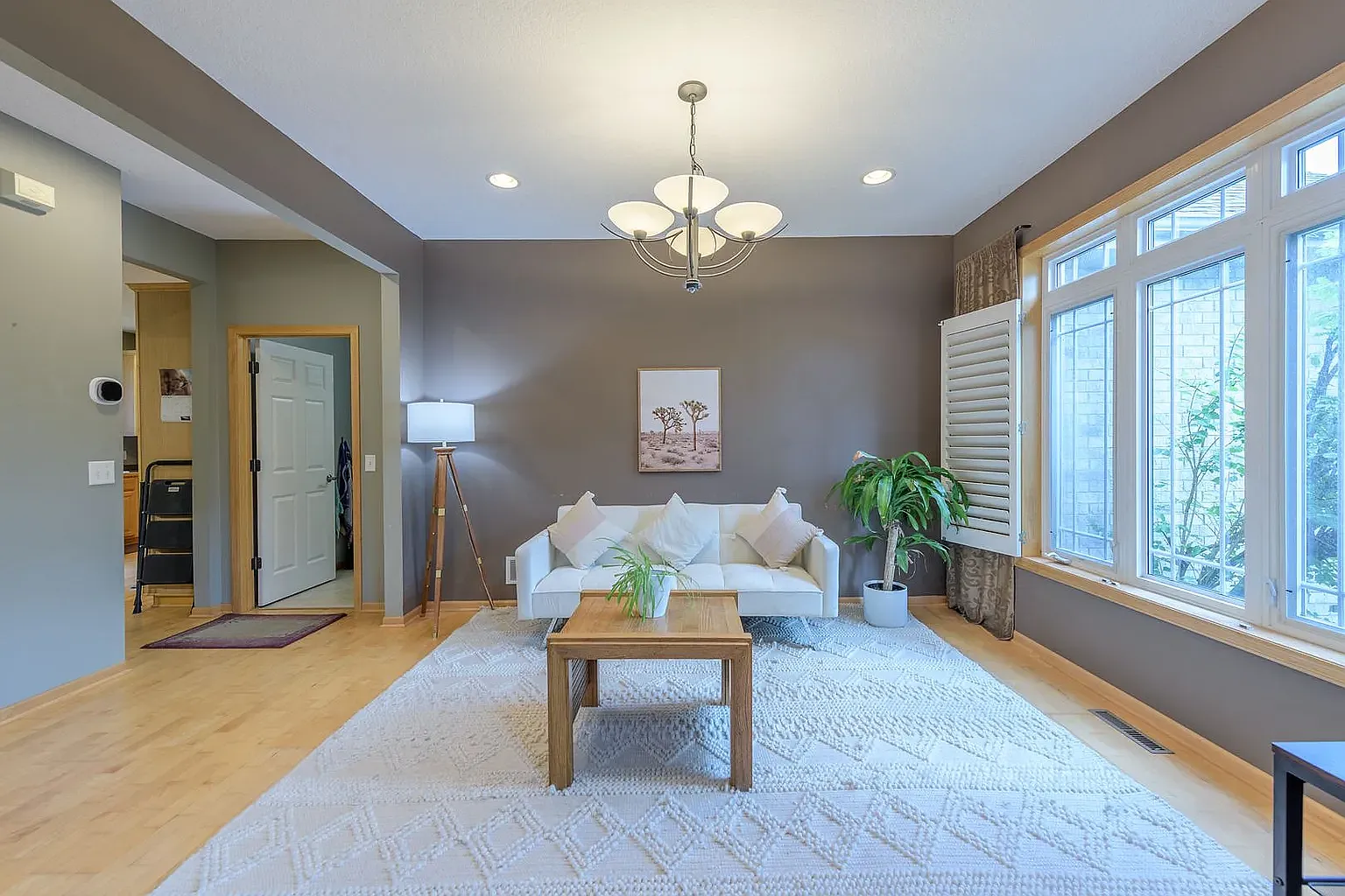 5 bed, 3.5 bath, 3608 sqft, $3,900 — Photo 2