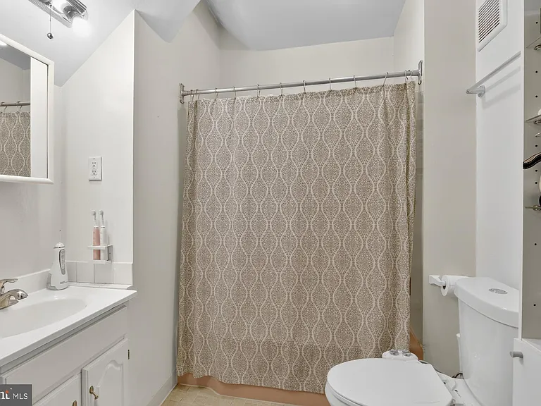 350 Green Ln #1R — Photo 12