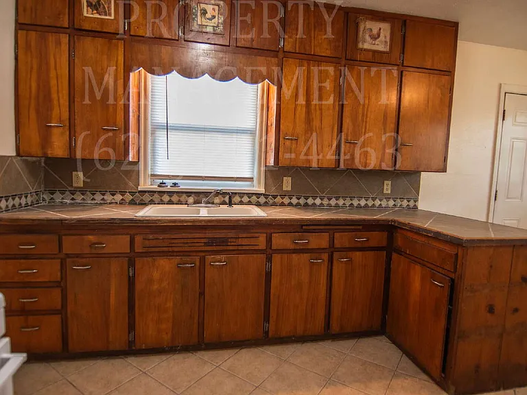 1407 W 6th St — Photo 2