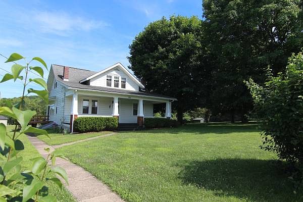 Welcoming farmhouse charm!