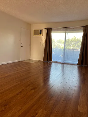 909 E Maple St #5 Photo 1
