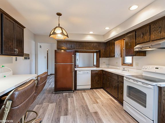 5th image of 215 Essex Ln