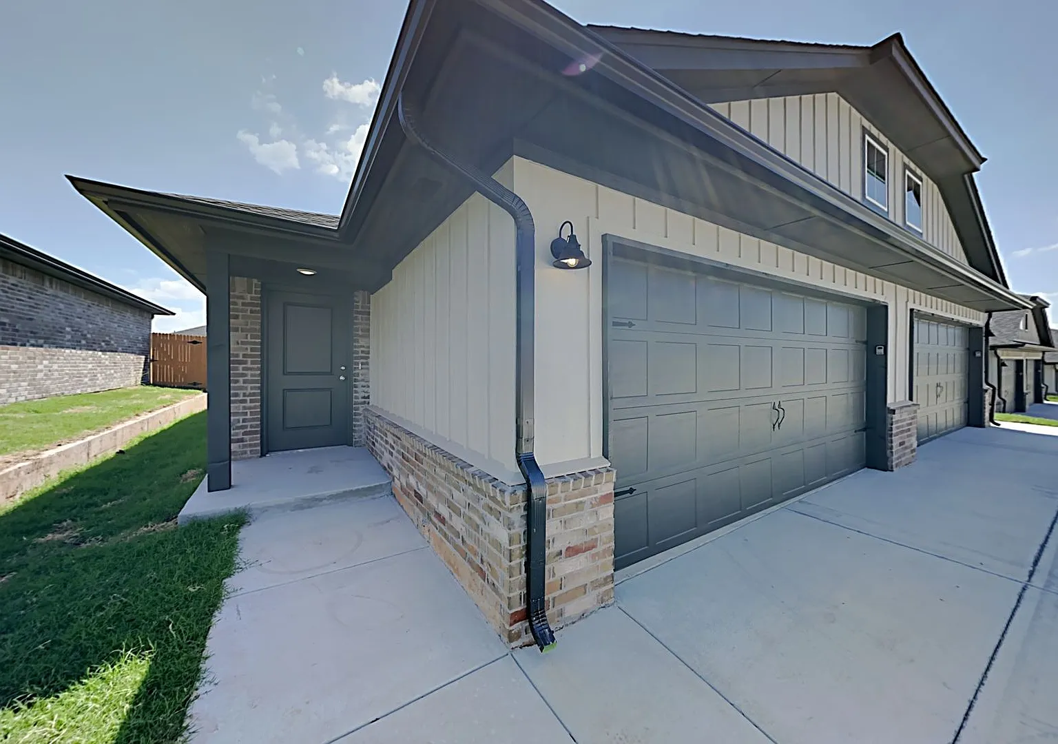 2 Bedroom 2 Bathroom 2 Car Garage Duplex Close to Broadway Extension, a short distance from Edmon... — Photo 2