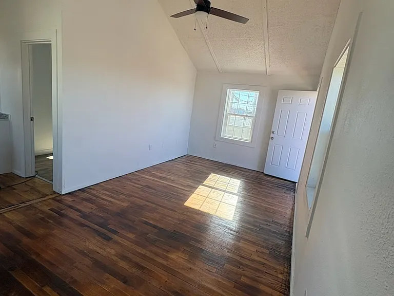 111 W Grand St #B — Photo 4