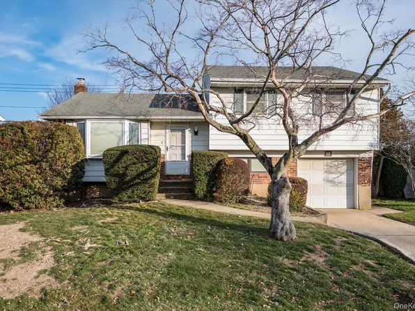 285 Southwood Circle, Syosset, NY 11791