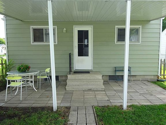 COVERED BACK PATIO