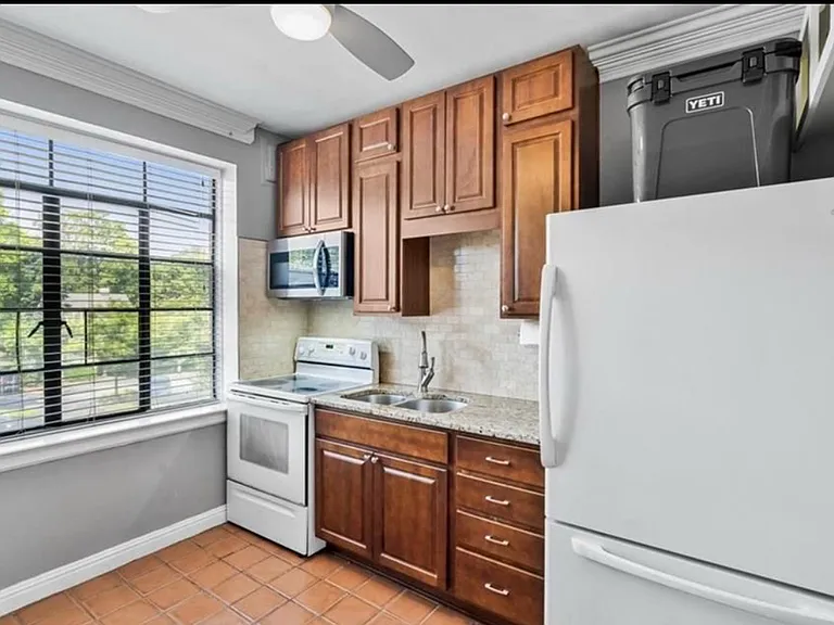 1209 N Main St #D — Photo 7