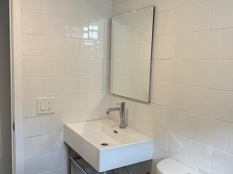 421 SW 9th St #1 — Photo 5