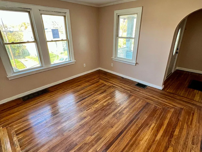 726 Woodlawn Ave — Photo 2